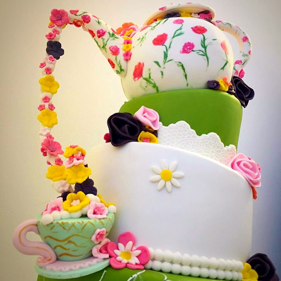 Tort în formă de ceainic, pictat cu flori de vară