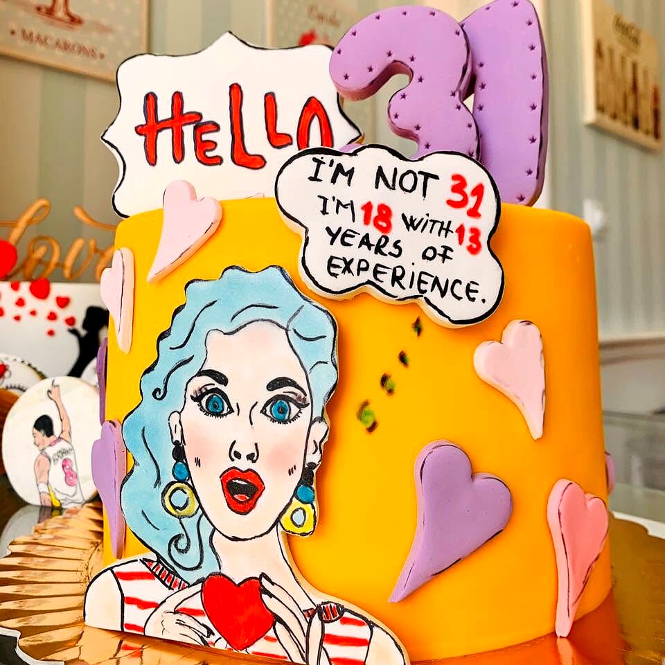 Tort pop-art portocaliu, cu bule de dialog și ilustrație desenată manual