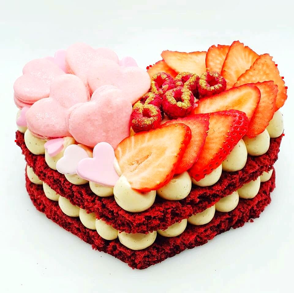 Tort inimă red velvet cu căpșuni, bezele și felii de portocală