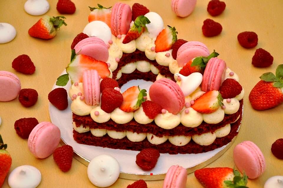 Tort red velvet cu macarons, căpșuni și zmeură