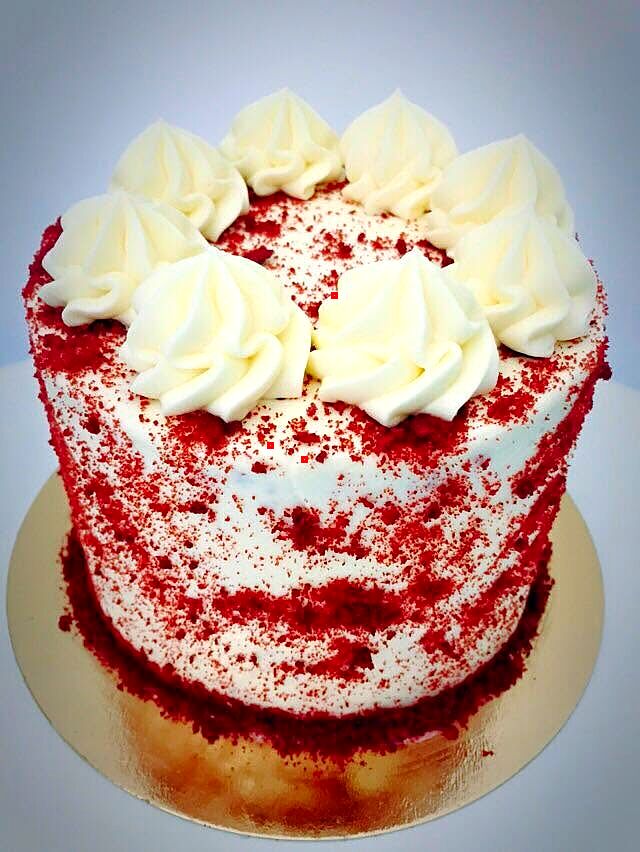 Tort red velvet cu rozete mari de cremă de brânză