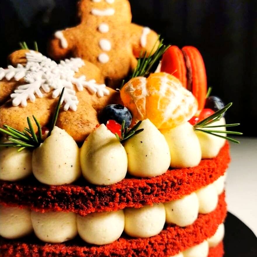 Tort de iarnă cu red velvet, mandarine și turtă dulce