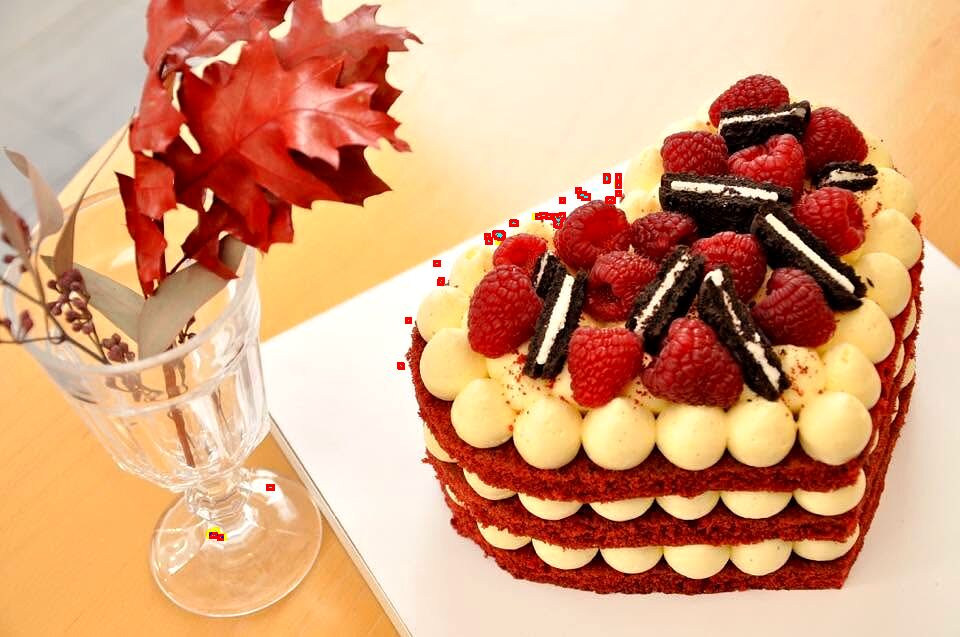 Tort red velvet cu zmeură proaspătă și biscuiți de ciocolată