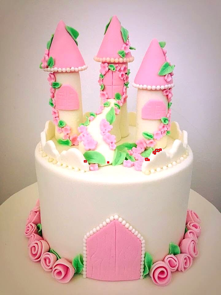 Tort de copii cu un castel roz cu trei turnuri și trandafiri de zahăr