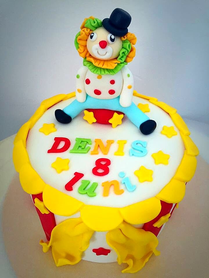 Tort galben cu un clovn din pastă de zahăr, pentru prima aniversare