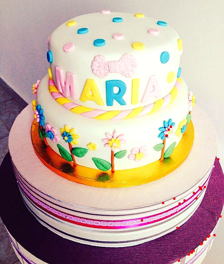 Tort cu două etaje, cu flori de primăvară și numele scris cu litere colorate