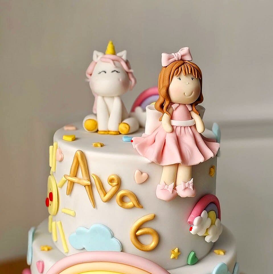 Tort de copii cu unicorn și păpușă din pastă de zahăr