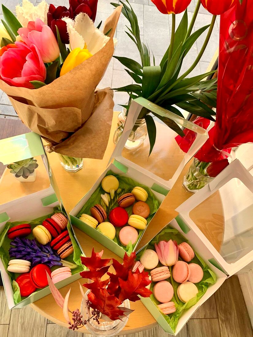 Buchet de macarons colorate ambalat în hârtie