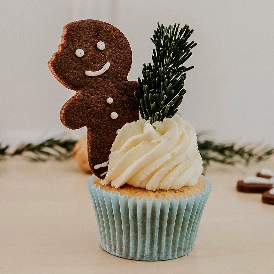 Cupcake cu cremă albă și omuleț de turtă dulce