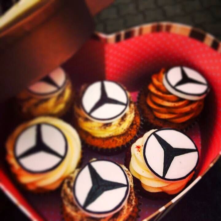Cupcakes personalizate cu sigla unei companii