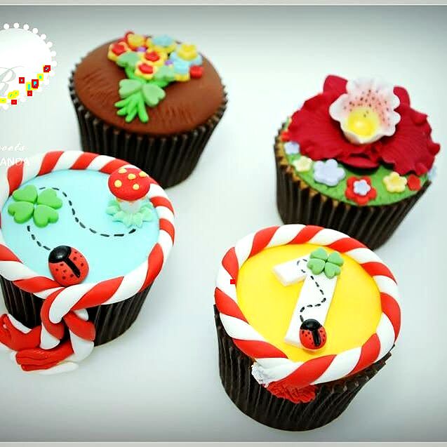 Cupcakes cu flori și buburuze din pastă de zahăr