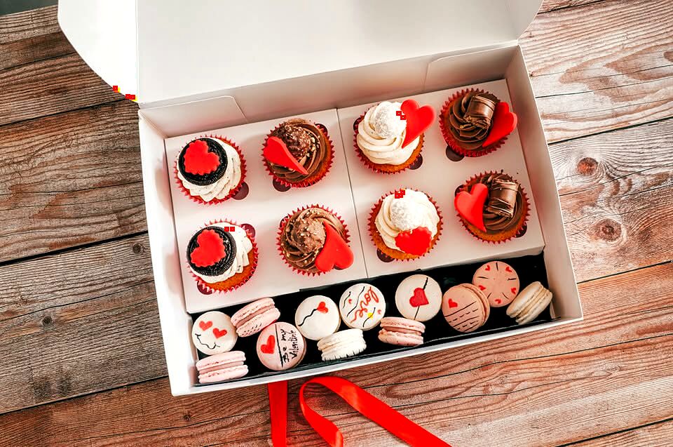 Cutie cu douăsprezece cupcakes și macarons pentru cadou