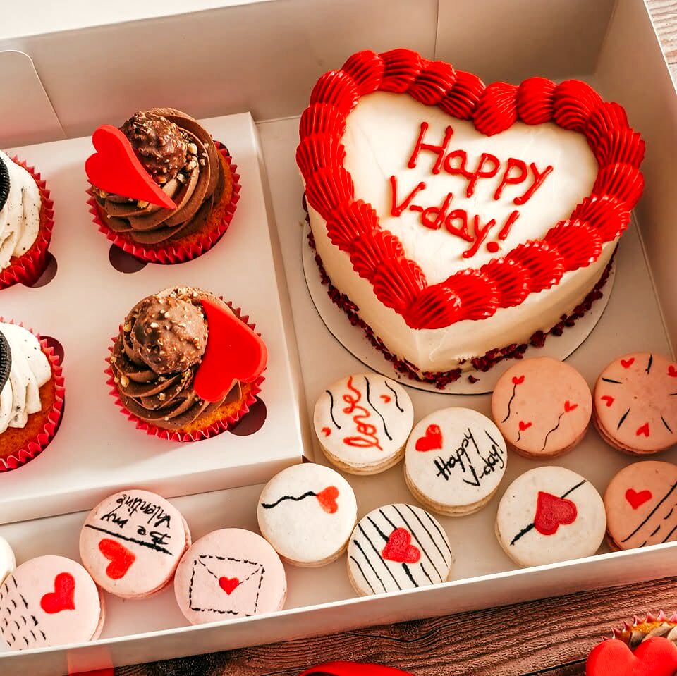 Cutie cu tort inimă, cupcakes și biscuiți decorați pentru Ziua Îndrăgostiților