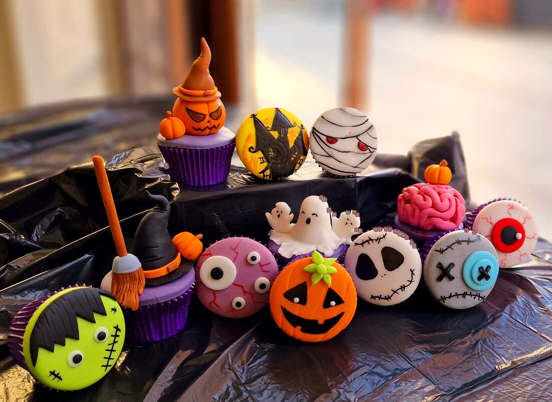 Cupcakes și biscuiți de Halloween, cu dovleci, fantome și mumii