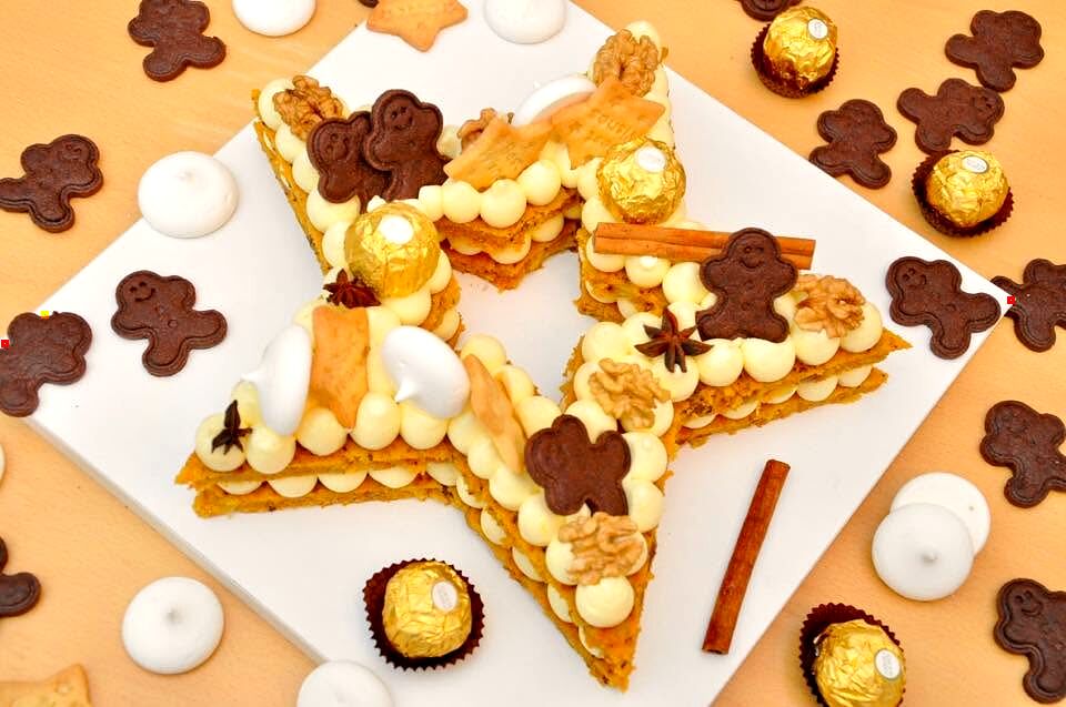 Tort-cifră din foi crocante, cu bezele, praline și turtă dulce