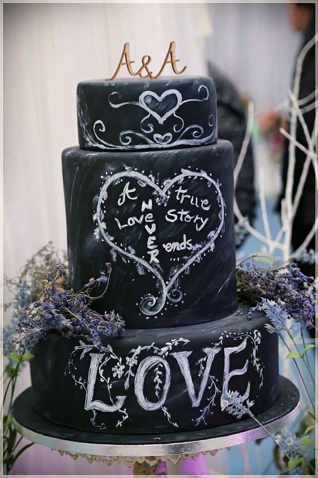 Tort de nuntă negru, scris cu cretă albă